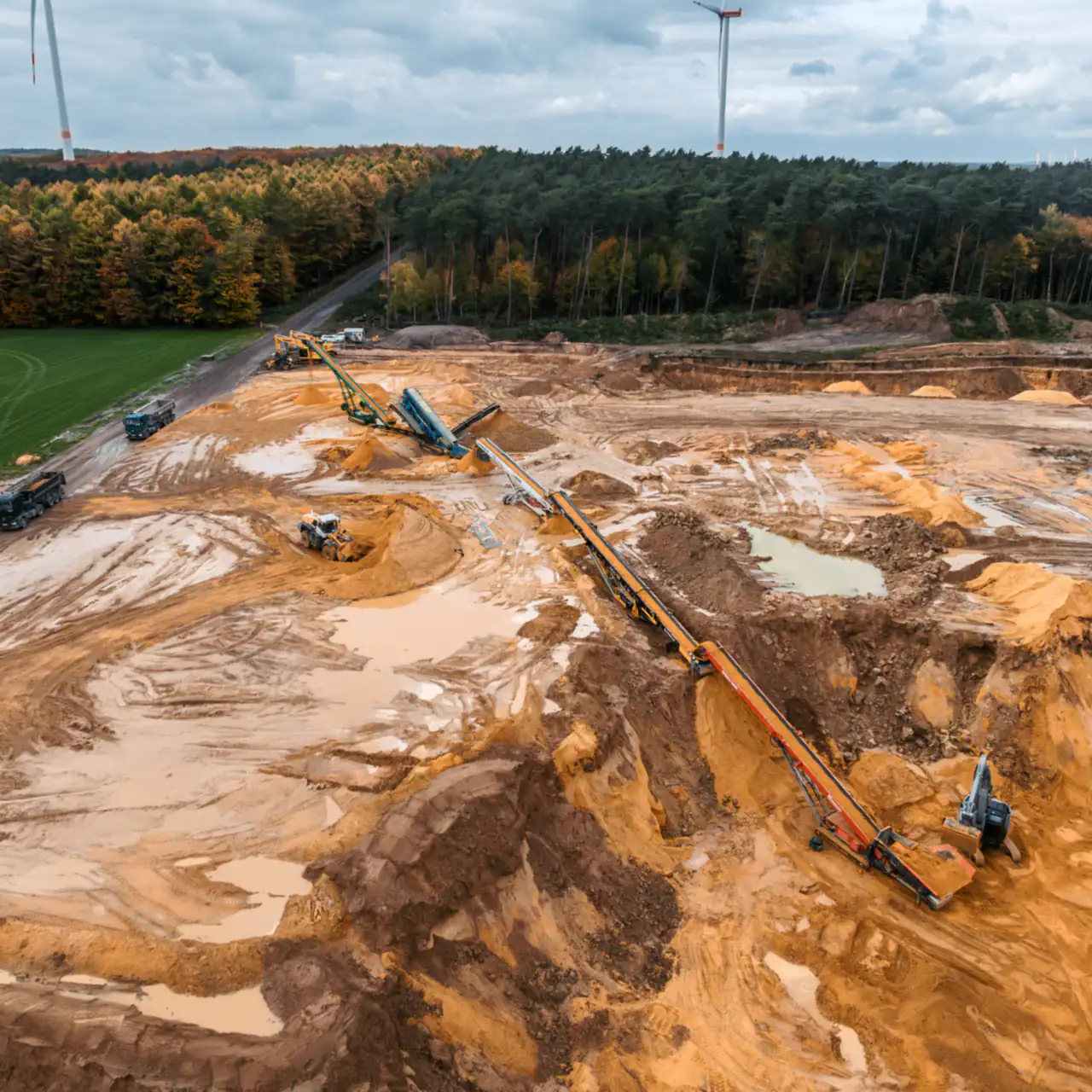 Luftaufnahme der Sandgrube im Herbst mit Feldern und Wald