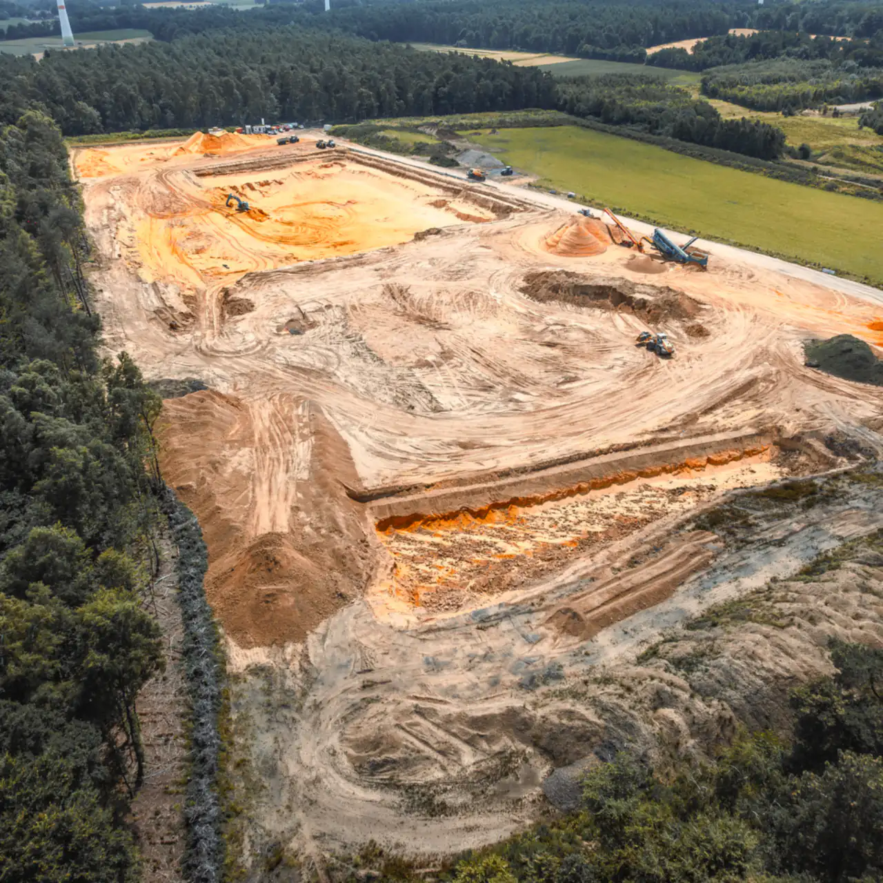 Luftaufnahme der Sandgrube Haltern-Lavesum mit Wald und Feldern