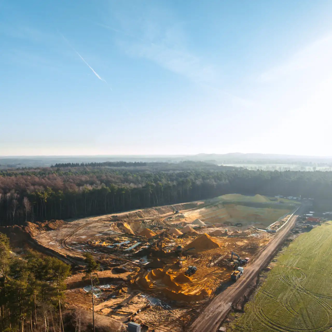 Luftaufnahme der Sandgrube im Winter bei tief stehender Sonne