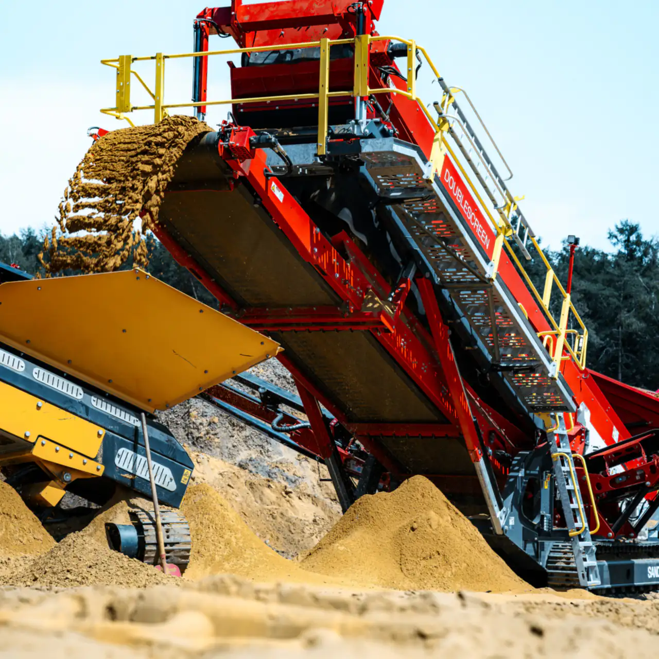 Siebanlage schüttet frisch gesiebten Sand auf eine Halde